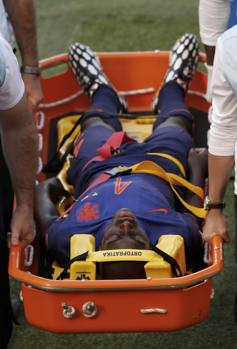 Martins Indi in barella. Action Images